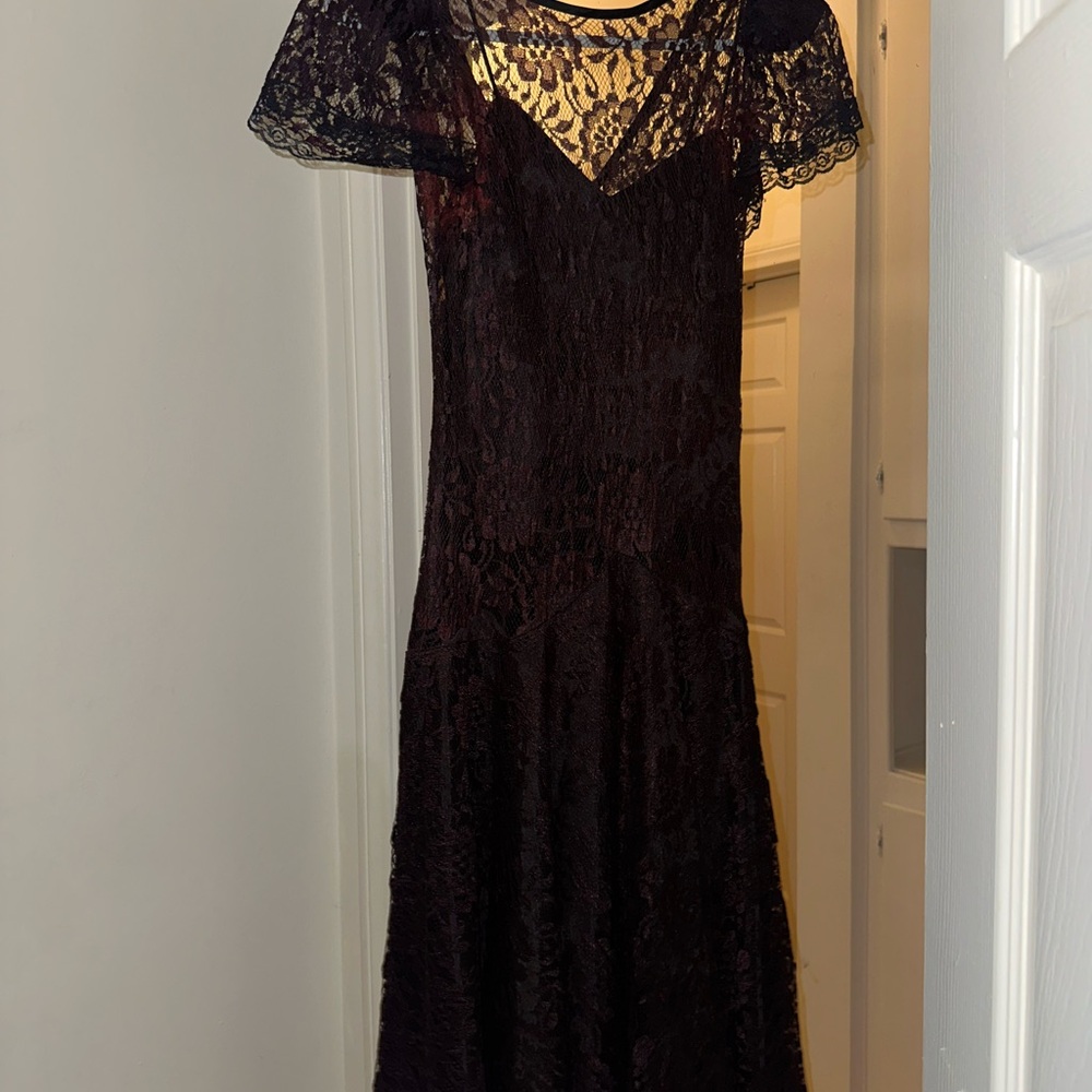 Elegant Black/Burgundy Cocktail Dress with V-Neck and Flutter Sleeves